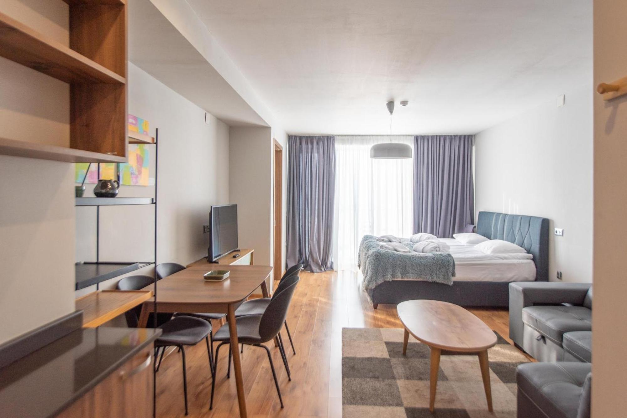 Atrium Apartment *