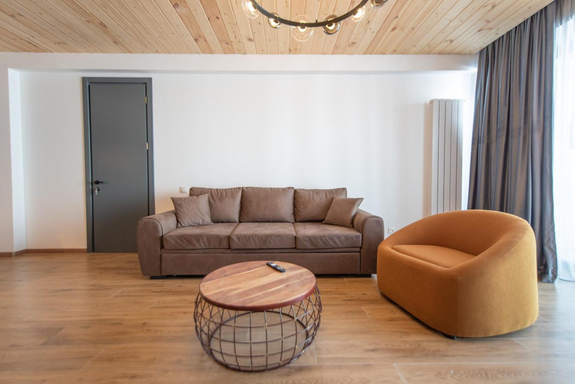 Atrium Apartment *